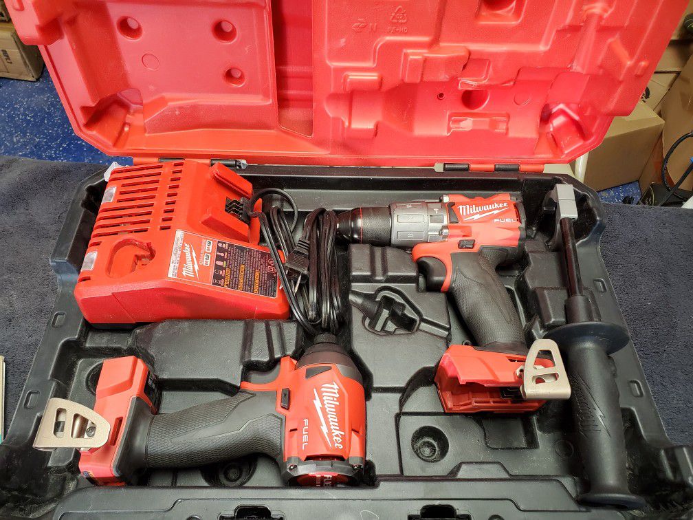 Milwaukee 18v brushless cordless hammer drill & impact driver combo. Battery included.