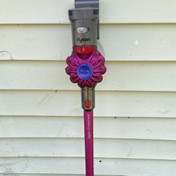 Dyson Vacuum V7 With Charger 