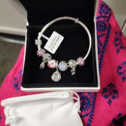 BEAUTIFUL CHARM BRACELET 