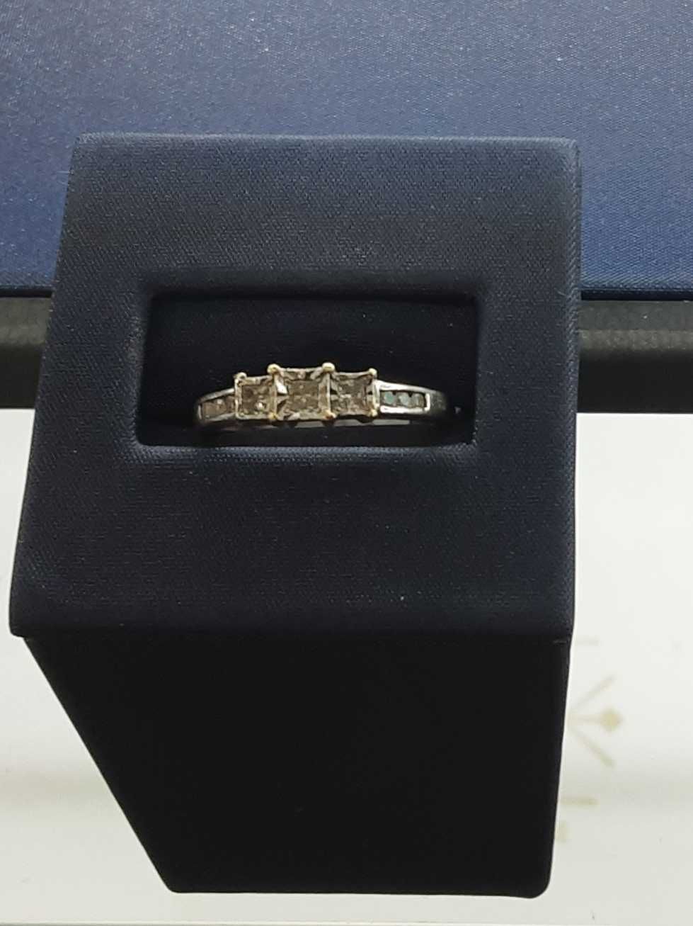 White Gold 10k (.417) 2.4 grams Size 7