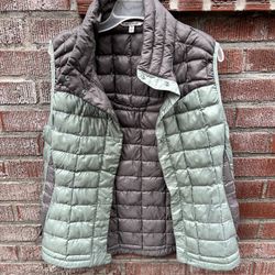 toad and co womens two toned size large puffer vest great condition 