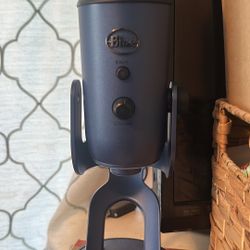 Blue Yeti USB Microphone Midnight Blue – Podcast/Streaming Mic