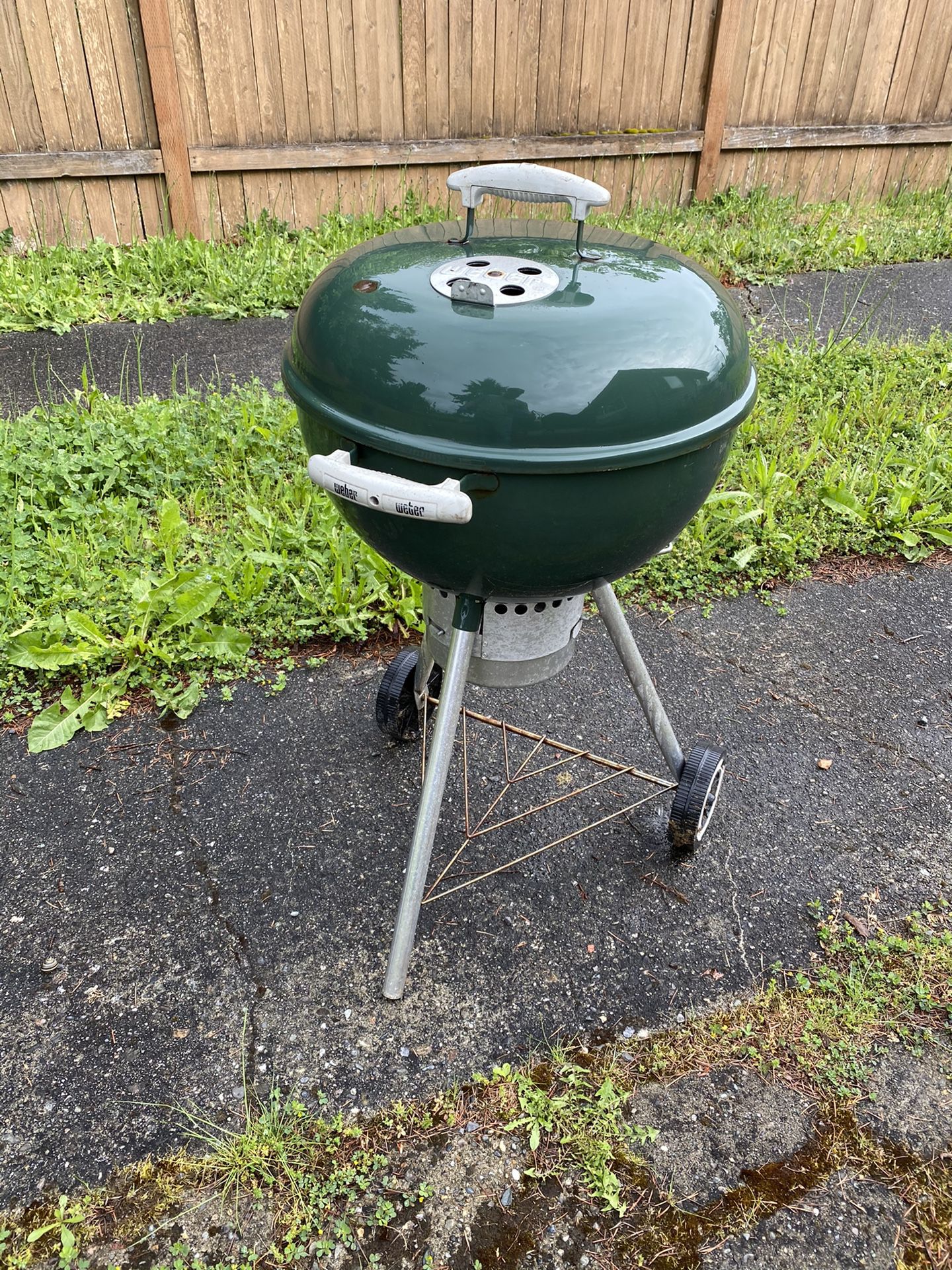Green Weber 18” Charcoal Bbq Grill With One Touch Cleaning System