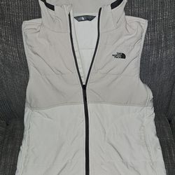 The North Face Woman's Size Small Quilted Hooded Zip-Up Puffer Vest LNWOTs