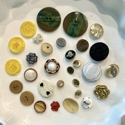 🧵 Bundle of vintage buttons - all for $8