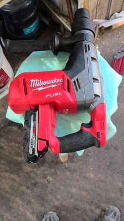 Milwaukee fuel rotary hammer 1" 9/16. With battery.