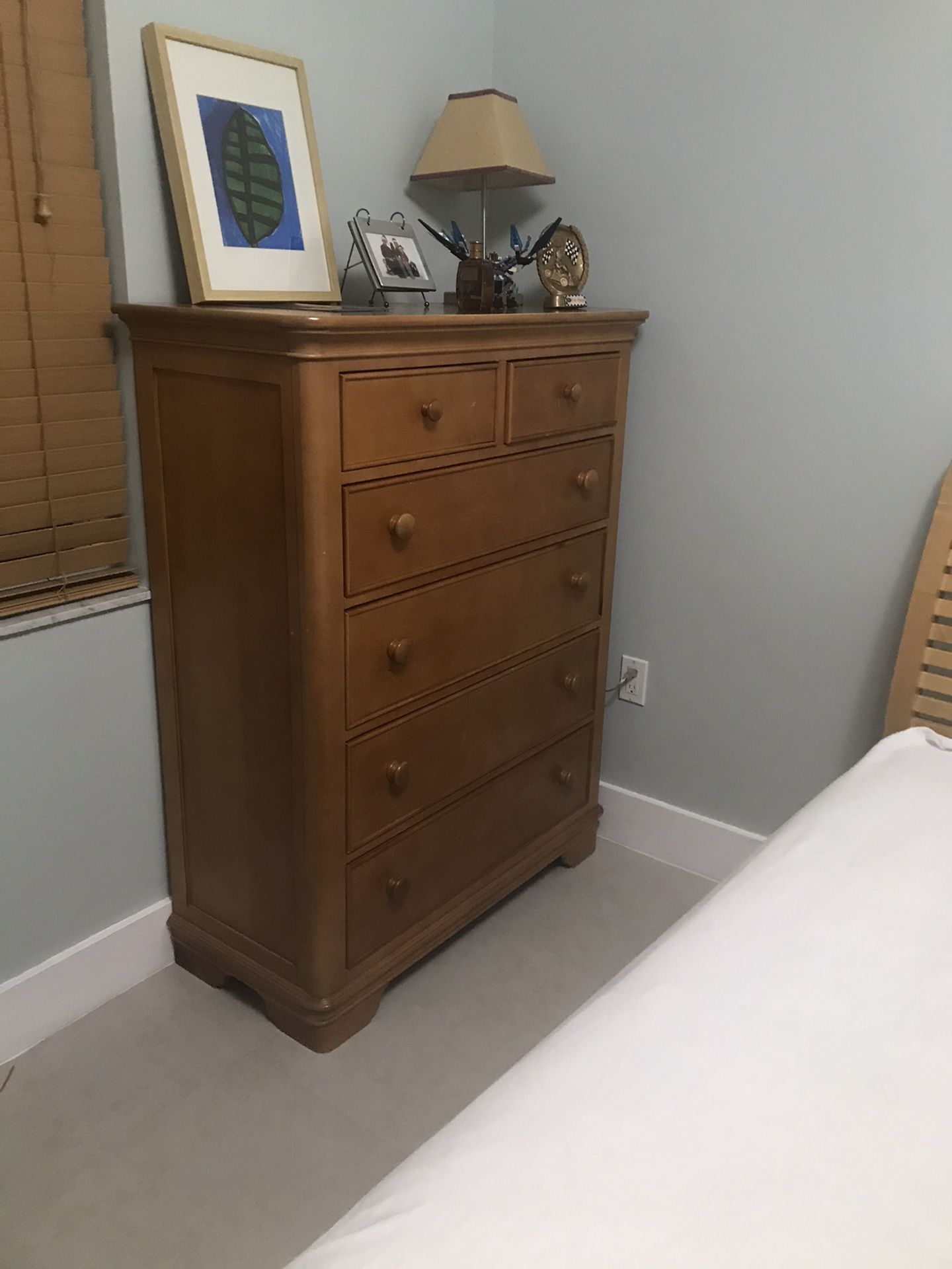 2 twin beds and dresser