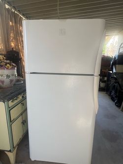 Clean Frigidaire Top-Freezer Refrigerator White 30”x30”x65”