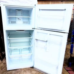 **MODERN COOL, SMART BUY!** Introducing the Seasons MSTF18WHR Refrigerator!