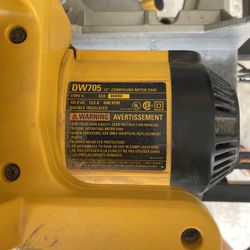 DeWALT Saw With Table With Wheels 