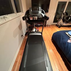 NORDICTRACK C990 FOLDING TREADMILL BARELY USED IN SHERMAN OAKS