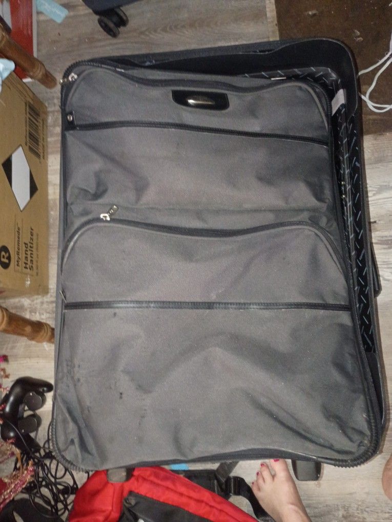 Samsonite Lrg Like New Luggage Big Has Wheels Easy To Pull 19 Across By 26 Tall 