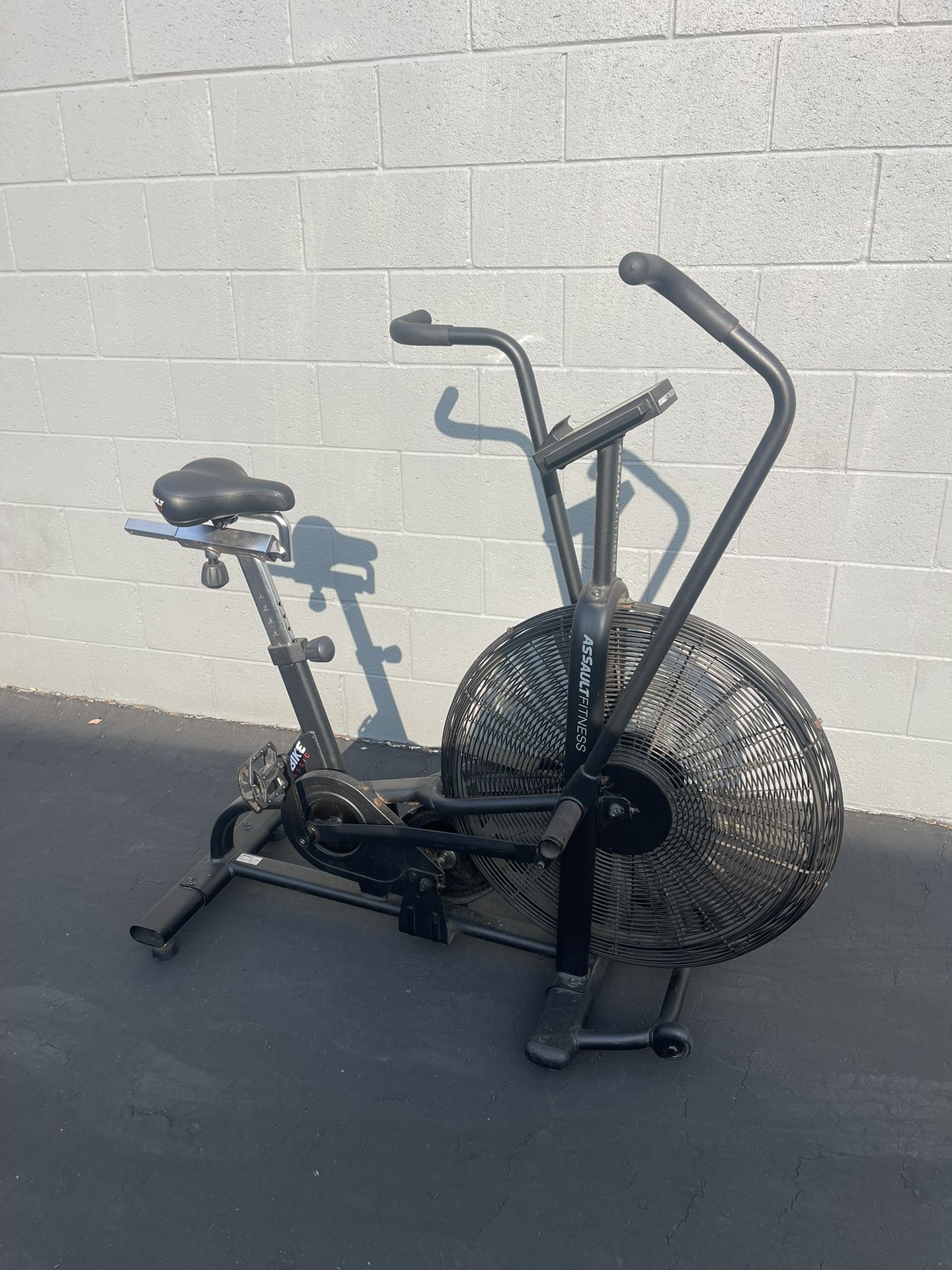 ASSAULT FITNESS Air Bike Classic…. Home Gym Fitness For Less…. Great condition but it’s has a little bit of rust…. $350 Price is firm!!!