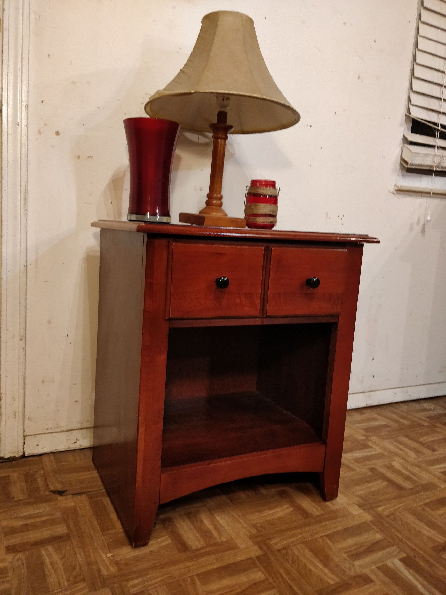 Nice wooden night stand in great condition, made in USA, all drawers working well. L22"*W16"*H25"