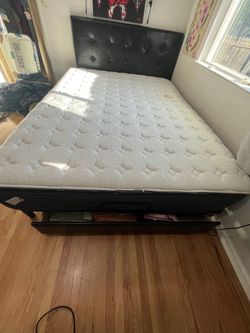 Queen mattress with reclinable base