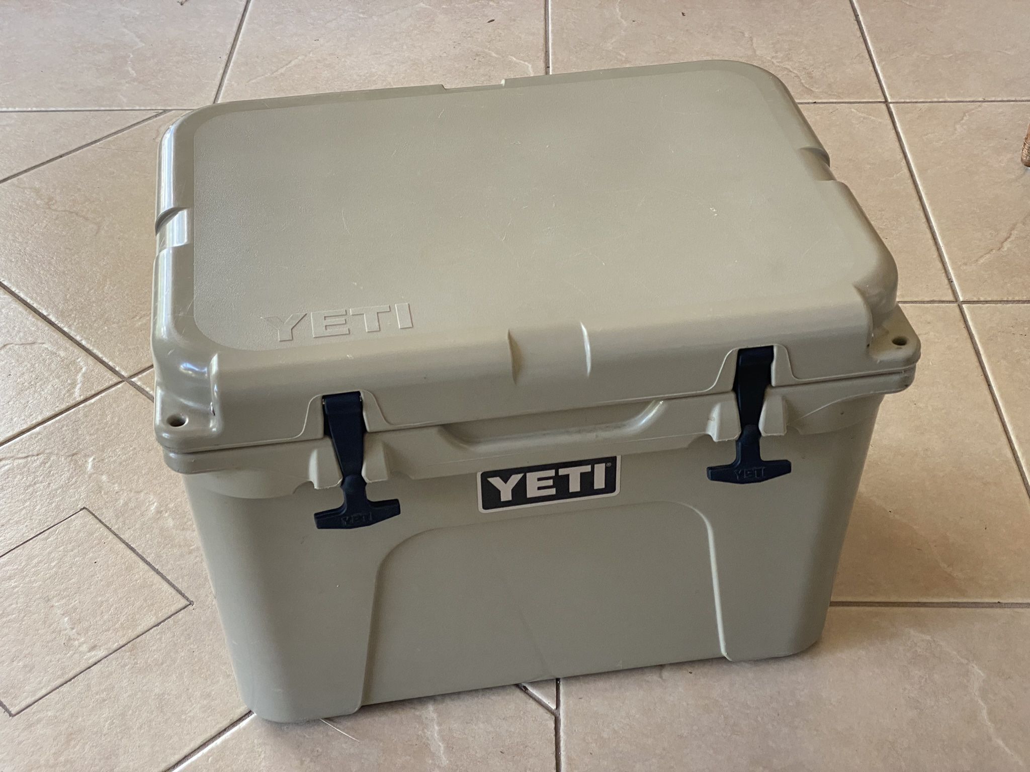 Yeti Cooler 35 for Sale in St. Petersburg, FL - OfferUp