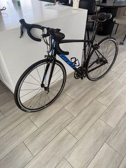 Contend Giant road bike