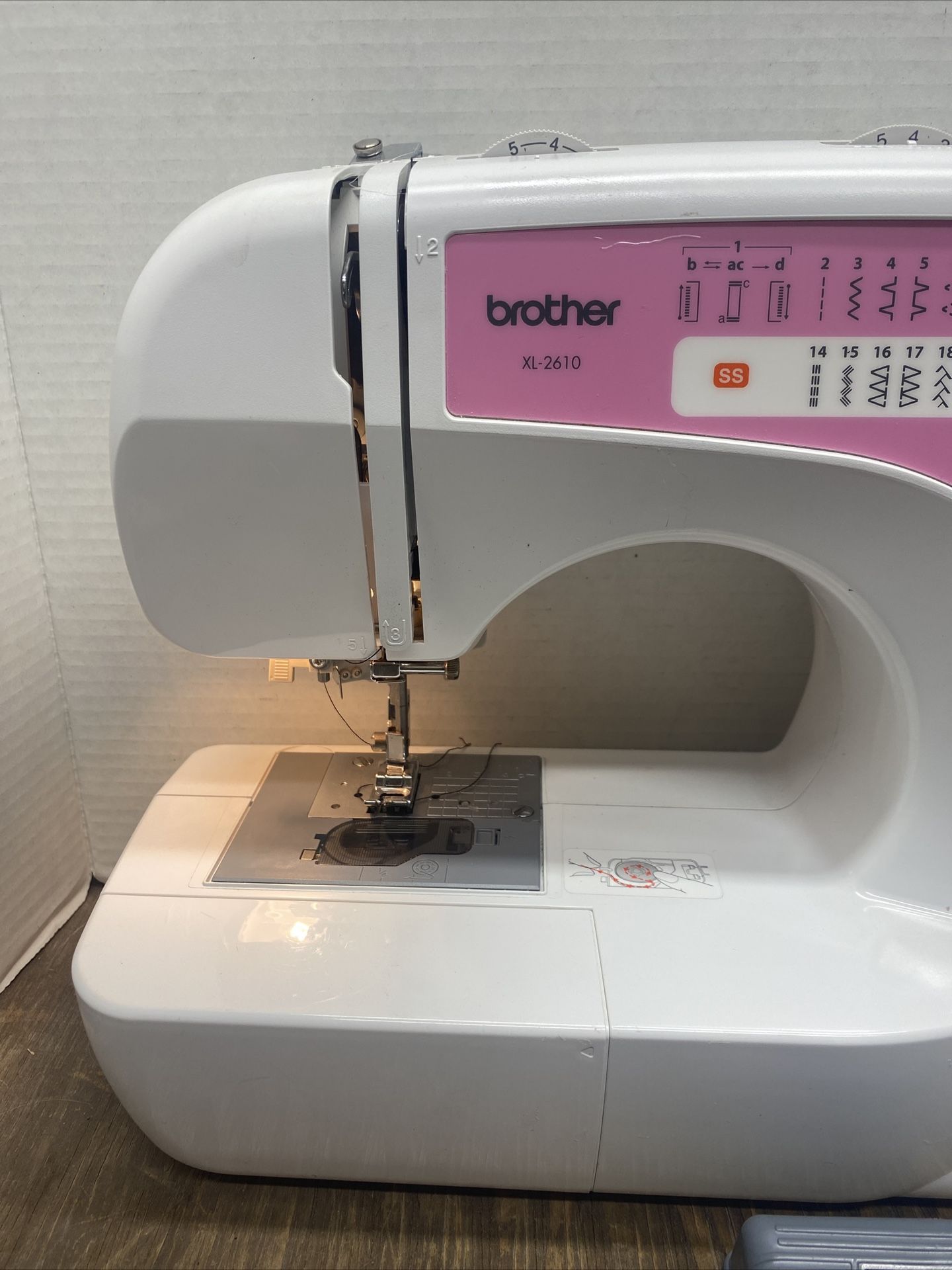 Brother XL2610 Free Arm Sewing Machine 25 Builtin Stitches