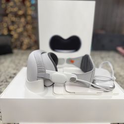 Apple Vision Pro (2024) M2 10-Core GPU, 16GB RAM, 1TB Storage, Travel Case