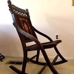 ANTIQUE WOODEN ROCKING CHAIR