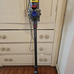 Dyson v8 Absolute Cordless Vacuum 