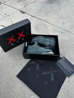 Air Jordan 4 Retro "Kaws" size 8.5