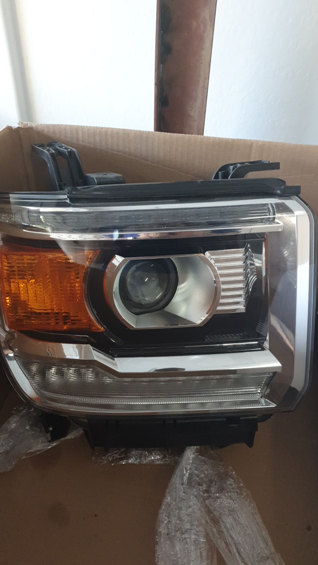 GMC sierra passengers side headlight. This is an OEM part. With HID bulb included . Fits Sierra 1500 2014-15 & 2500 2015-19