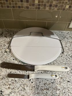 Wilton Cake Decorating Set – Turntable + Leveler + Icing Spatulas (Like New!)