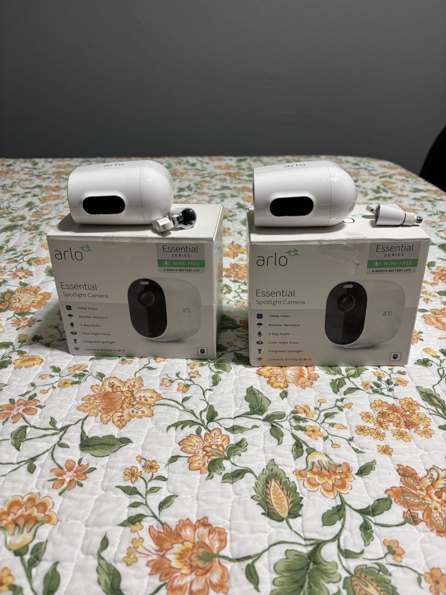 camaras marca Arlo 2x $40 dlls (no cargadores)