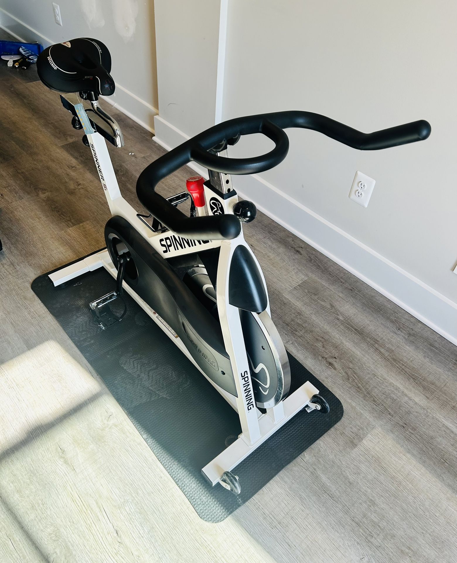 Spinner S1 Indoor Cycling Bike with 4 Spinning DVDs for Sale in Baltimore MD OfferUp