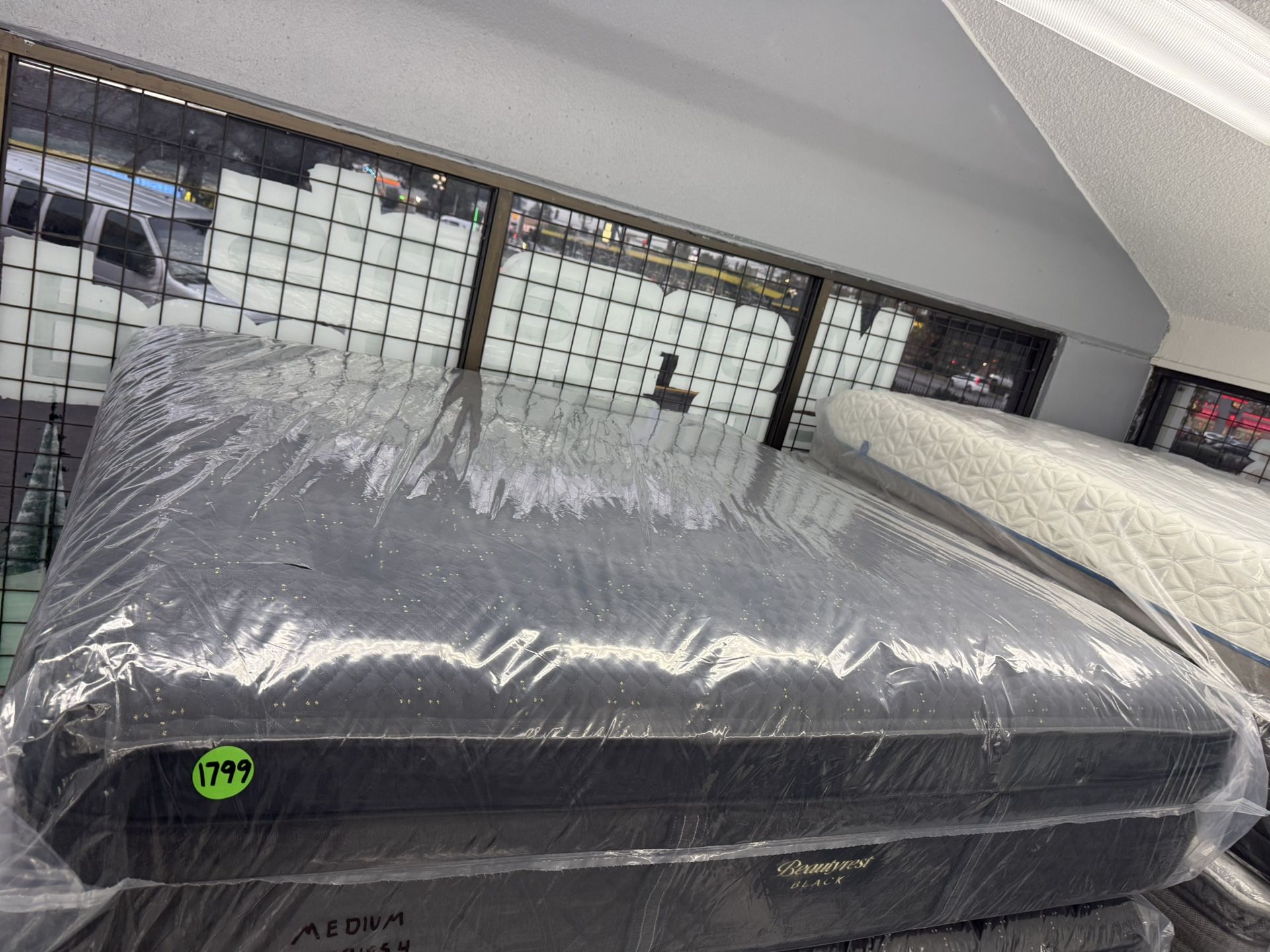 KING SIZE SIMMONS BEAUTYREST BLACK SERIES 4 (MEDIUM) PILLOW TOP MATTRESS &