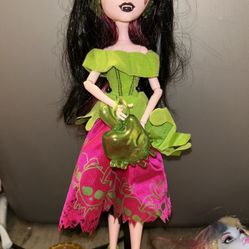 Monster High Draculaura Scarily Ever After