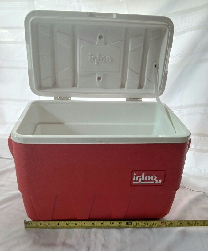 IGLOO 25 - Red Rectangular Ice Chest Cooler