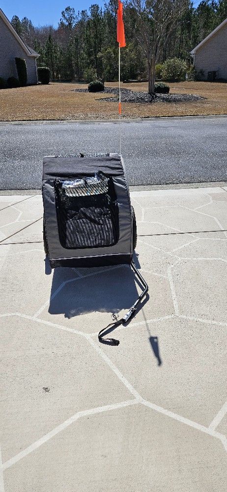 Pet carrier for bicycle