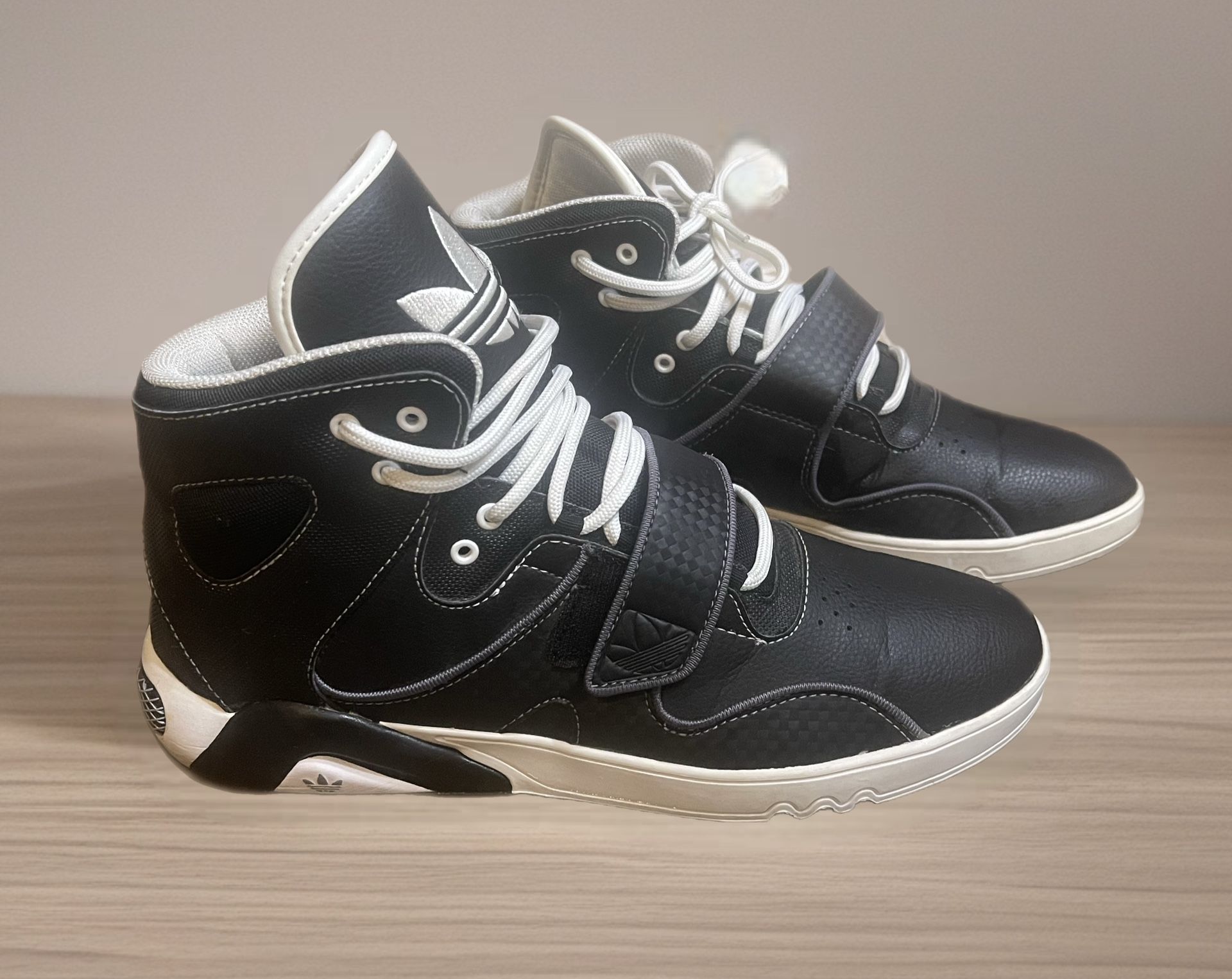 Adidas men’s leather size 91/2 men’s like new 