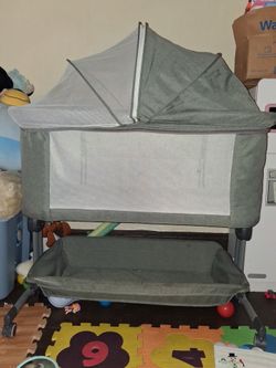 Bassinet NEW NEVER USED