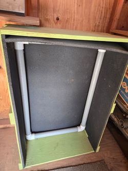 Pup whelping box with lights