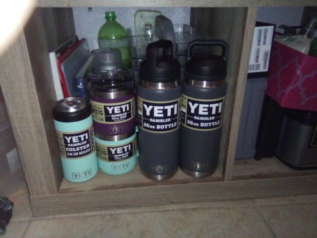 Yeti 1 Gallon And 46 oz Jug for Sale in Las Vegas, NV - OfferUp