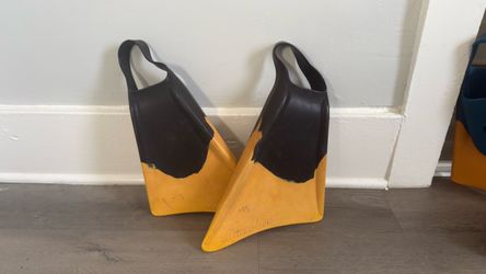 Deluxe Fins Men's  Large  Surf Fins Yellow and Black