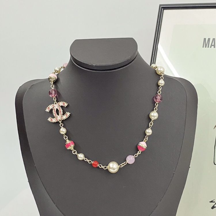 A luxurious and feminine ladies' necklace