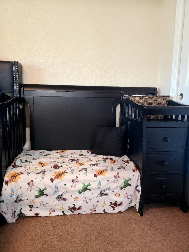 Mini Crib With Changing Tabe And Drawers