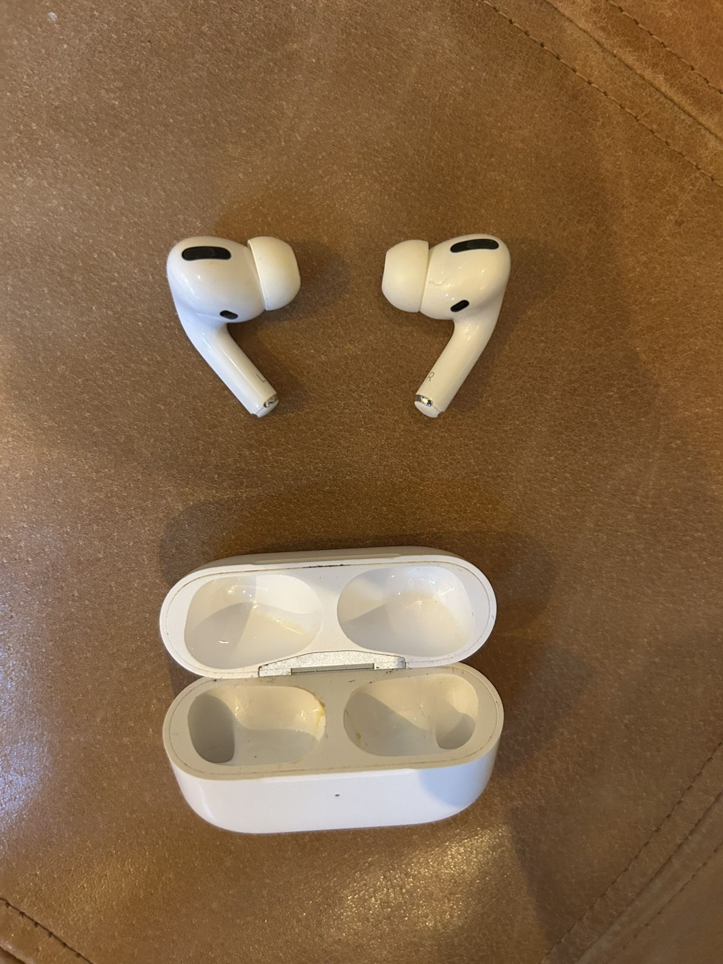 Airpods Pro: static in one earbud