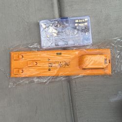 picture hanging tool with level 