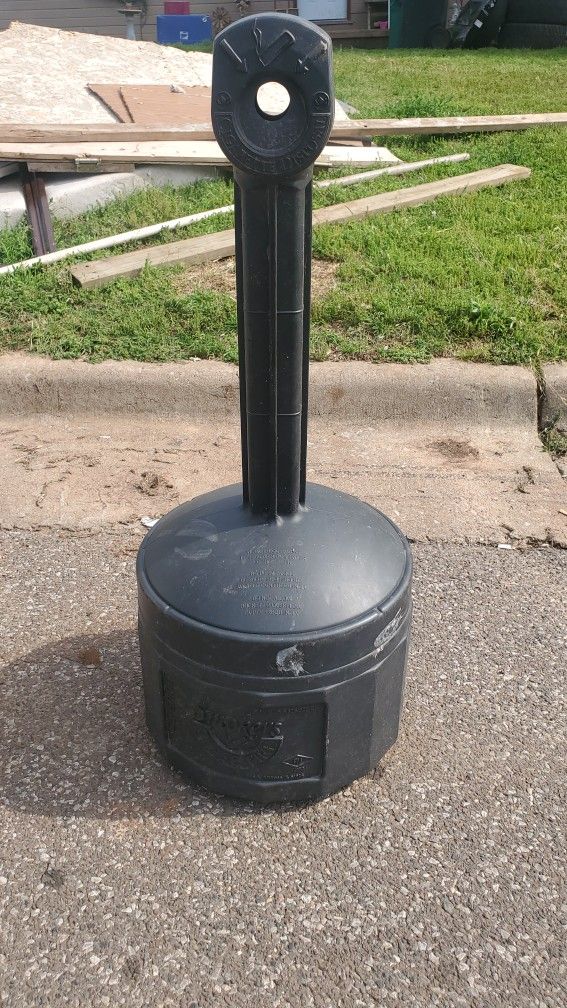Outdoor ashtray