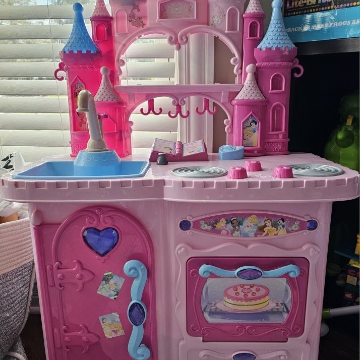 Disney Princess Talking Kitchen for Sale in Lowell, NC - OfferUp