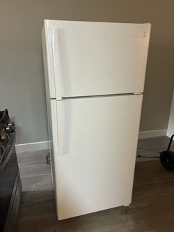 GE 17.5 Cu. Ft. White Top-Freezer Refrigerator – Excellent Condition
