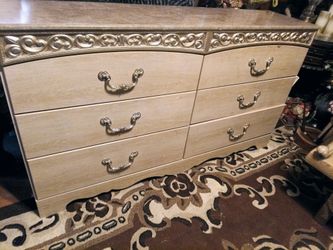 Dresser and 2 nite stands no mirror