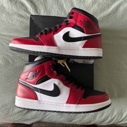 Jordan 1 Mids Chicago Black Toe