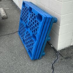 Plastic Pallets FREE 