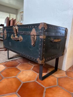 Vintage Steamer Trunk Coffee Table with Storage and Metal Legs